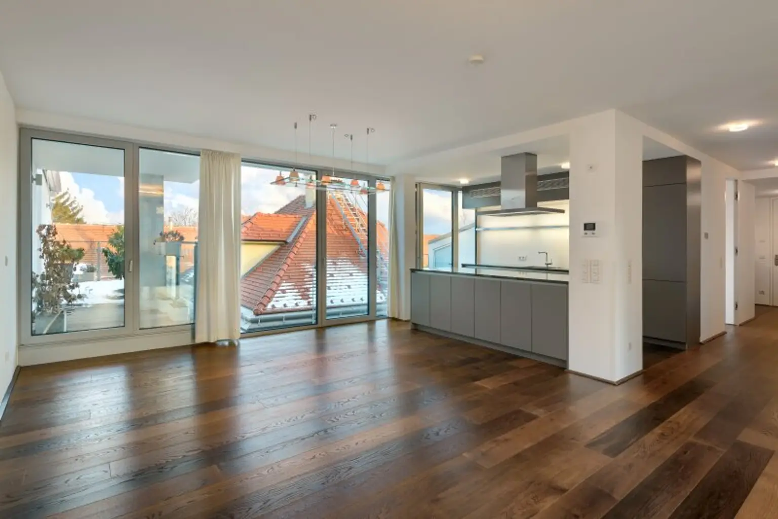 Wohnesszimmer mit offener Küche und Ausgang auf die Terrasse