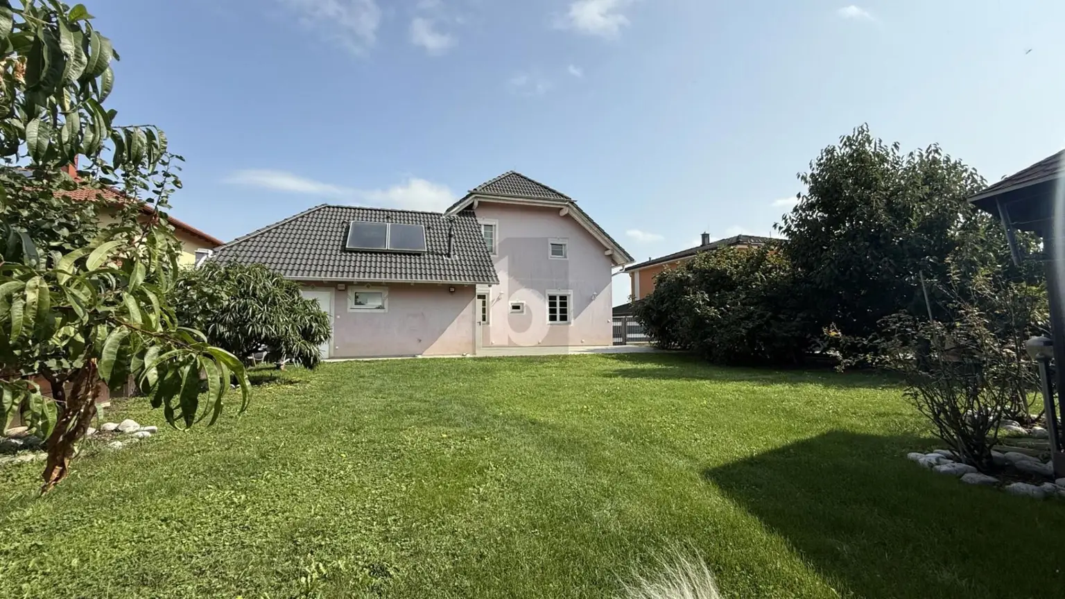 LIEBEVOLL GEPFLEGT MIT SONNIGEM SÜD-WEST GARTEN & DOPPELGARAGE