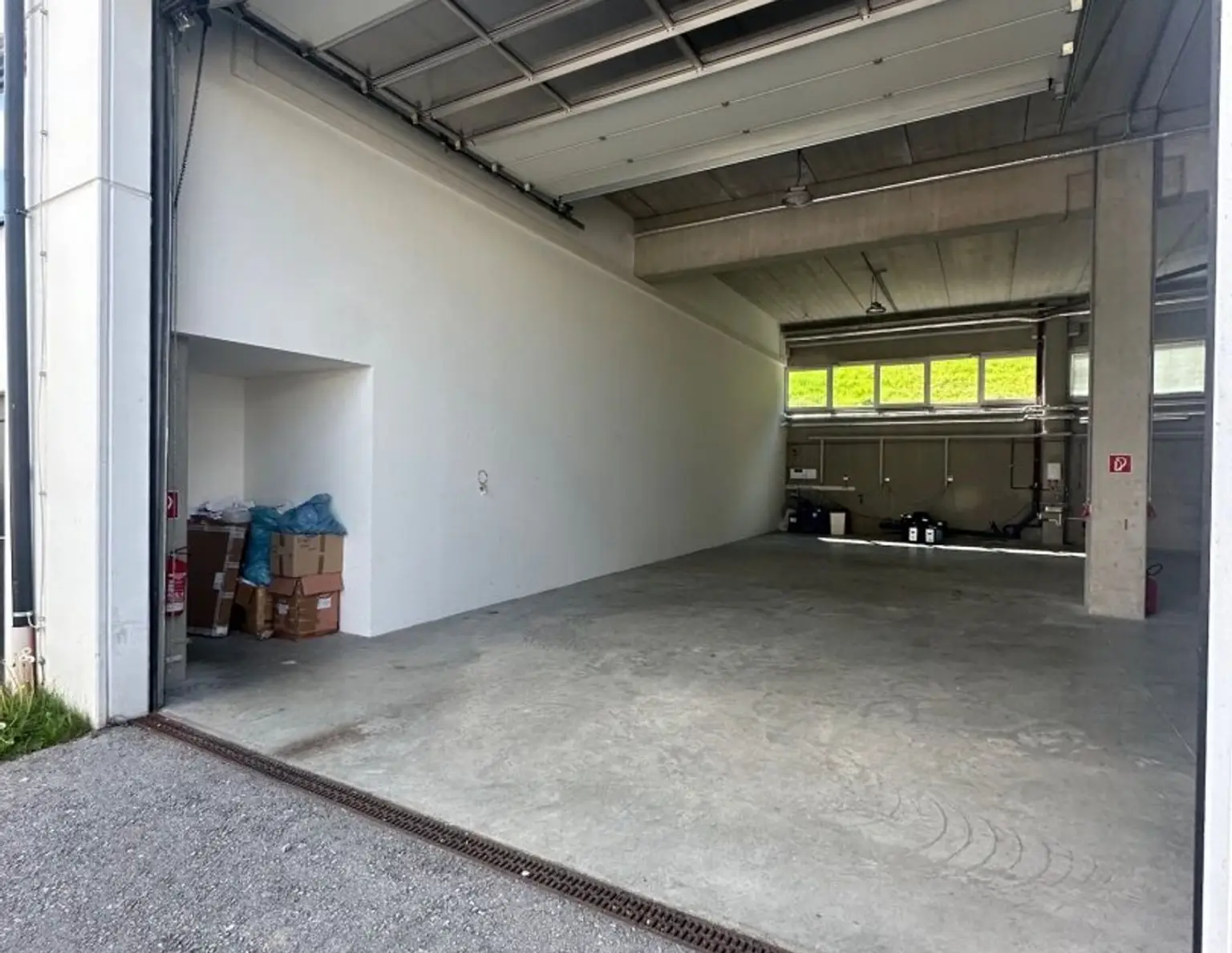 202 m2 beheizbare Halle mit Rolltor | Hallein
