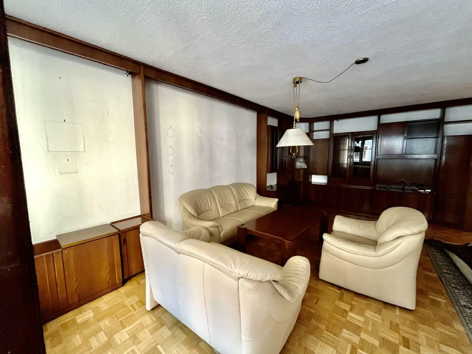 Moderne 4- Raum-Wohnung mit Loggia –voll möbliert - Nähe Gürtelturm- ideale Infrastruktur