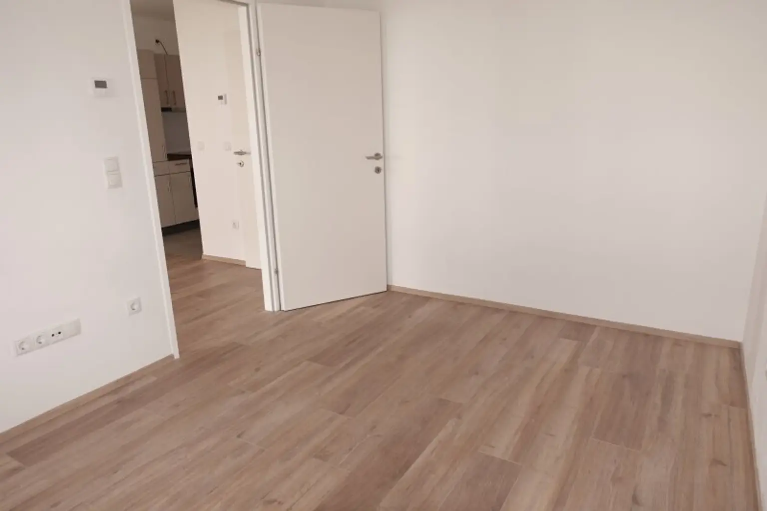 Zweitbezug, HOFSEITIGE BALKON-2 Zimmer-Neubauwohnung