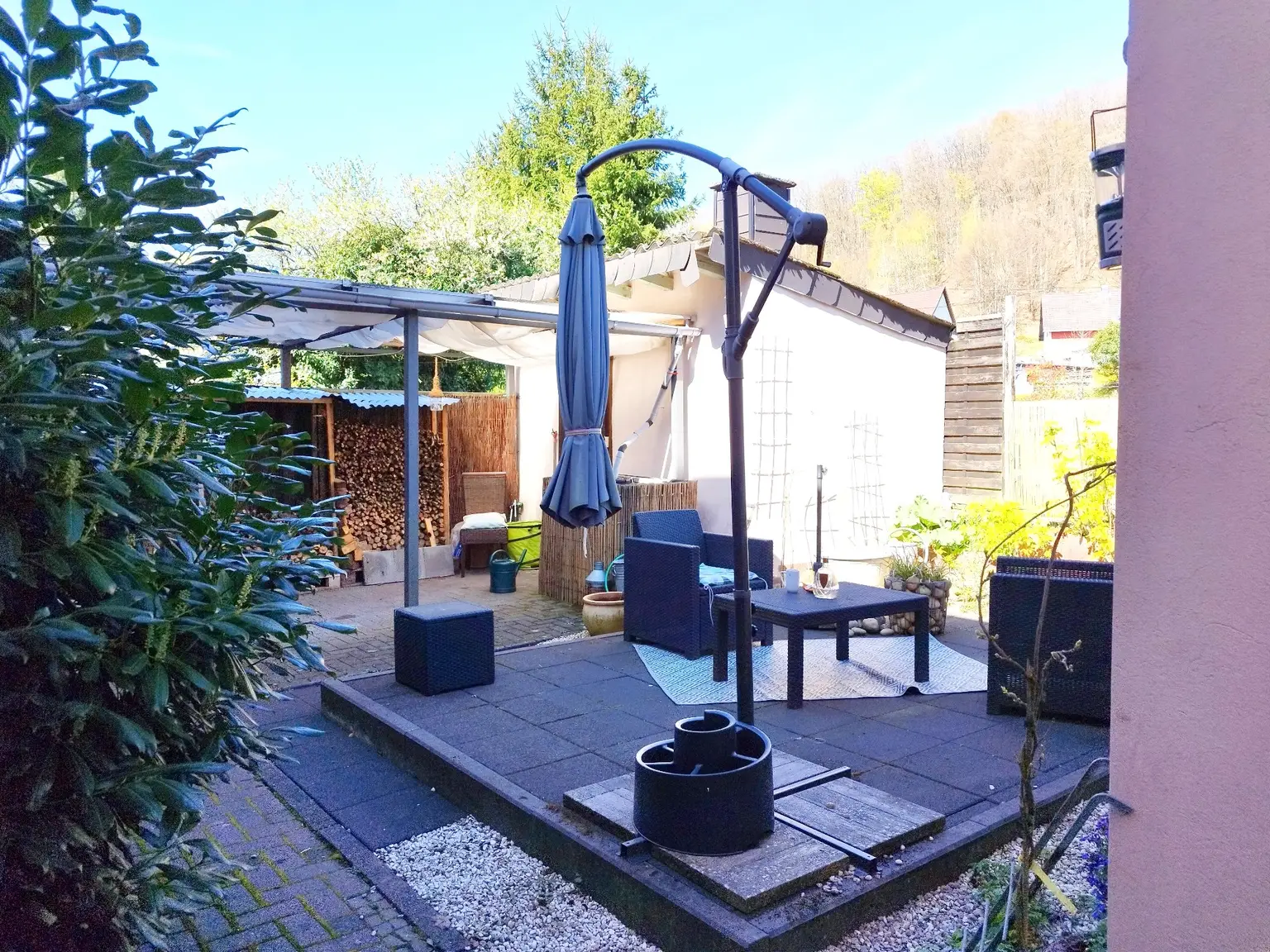 Terrassenansicht (im Hintergrund: Gartenhaus+ Holzlager)