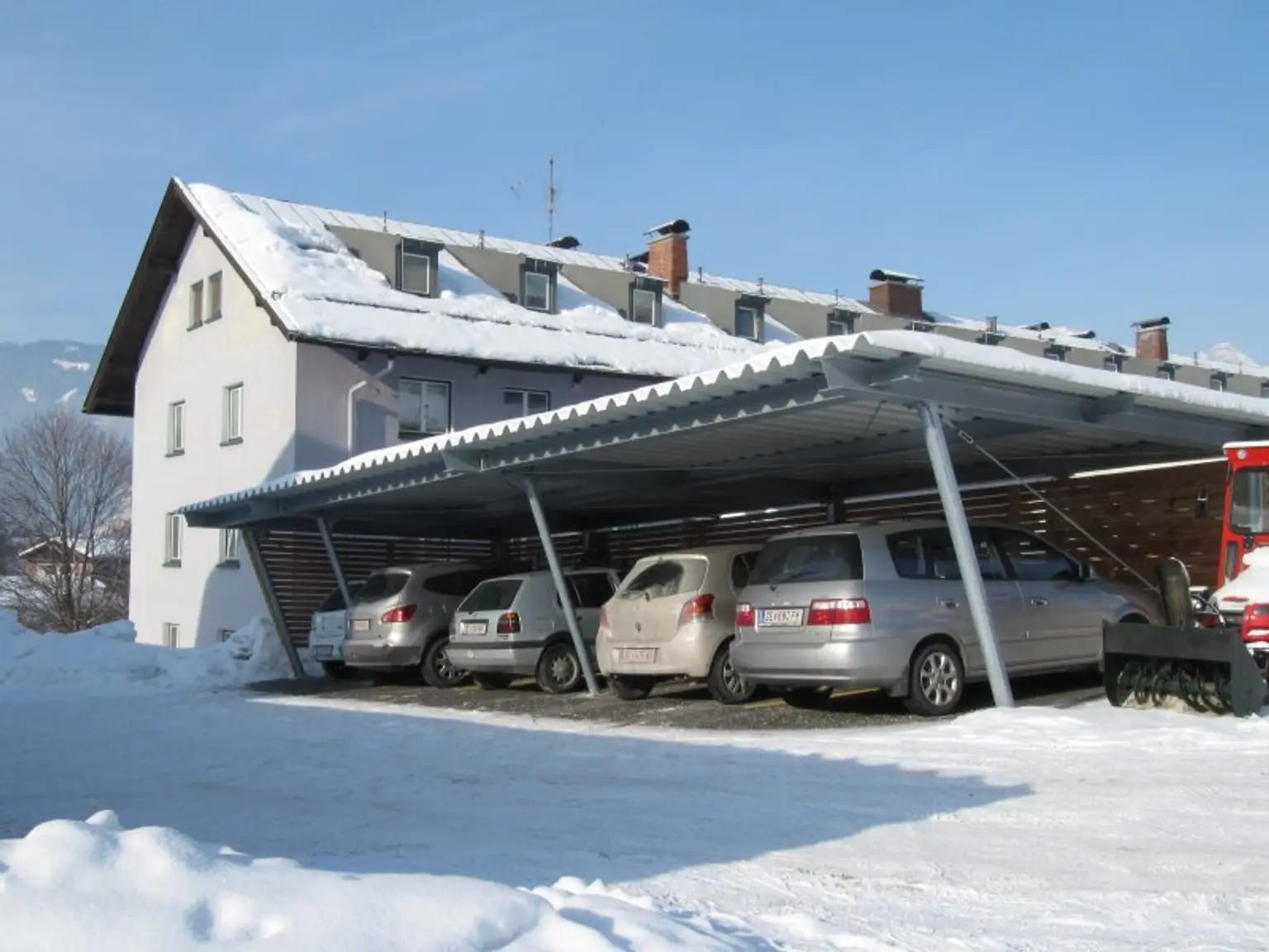Großzügiges Carport für Ihr Auto im Stadtzentrum unterhalb Wallner Kaserne - 60 EUR pro Monat