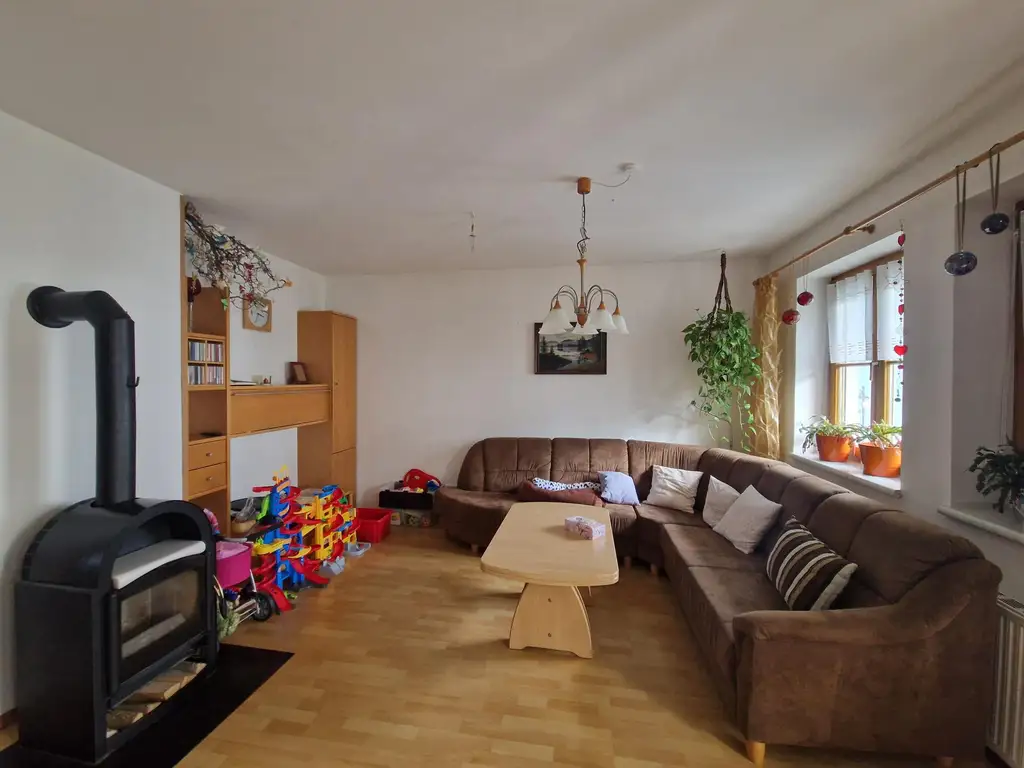 SOLIDES WOHNHAUS MIT EHEMALIGEM SOMMERHAUS, HERRLICHER TERRASSE UND POOL IN TRAUMHAFTER RUHELAGE