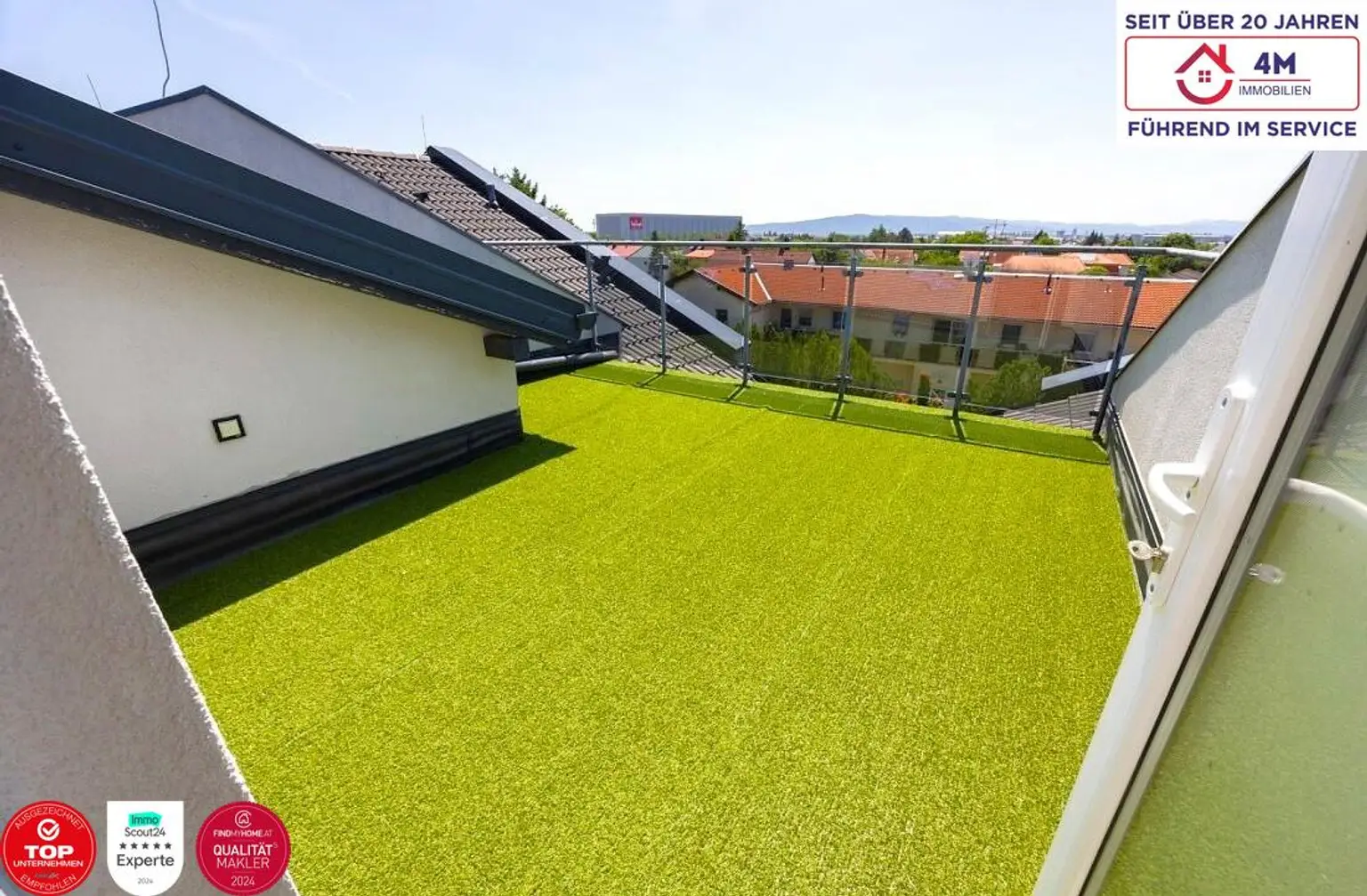 4-Zimmer-Dachgeschosswohnung (Bj. 2017) mit 17 m² Dachterrasse, 8 m² Balkon & Schneebergblick