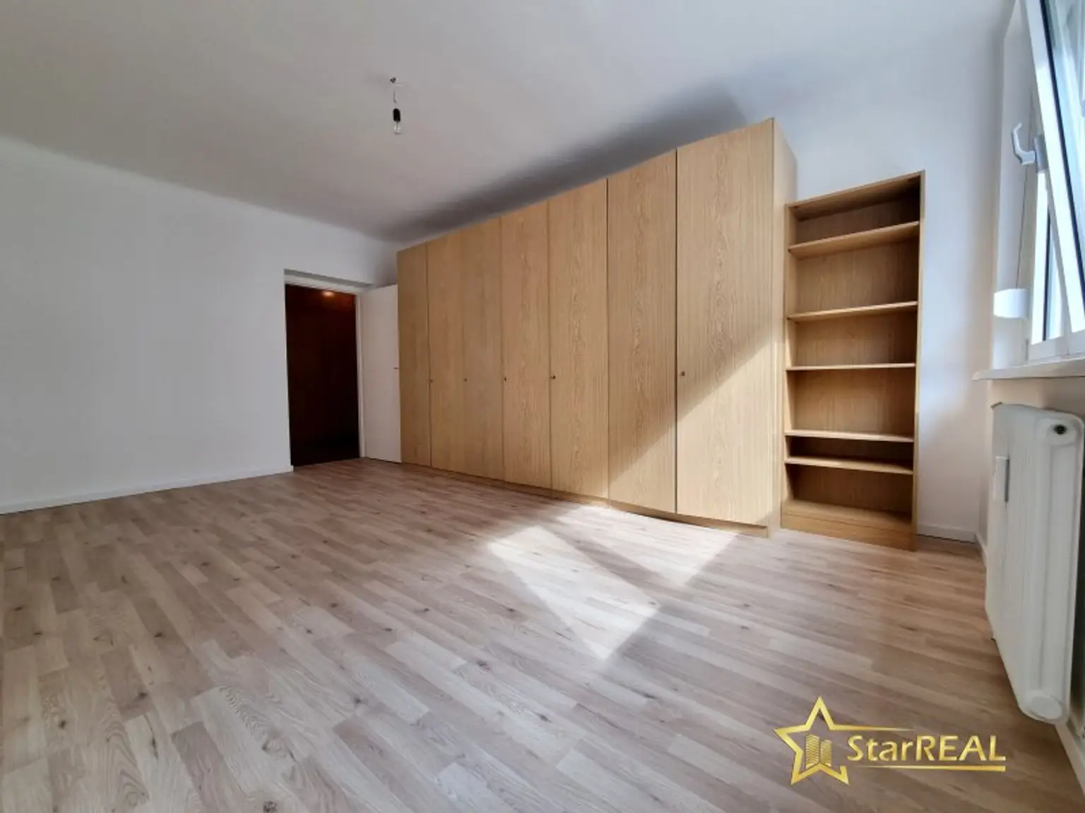 FERNWÄRME-HEIZUNG! ÄUSSERST GEPFLEGTE 3 ZIMMER-WOHNUNG IM 2. LIFTSTOCK. ZENTRALE, RUHIGE LAGE.