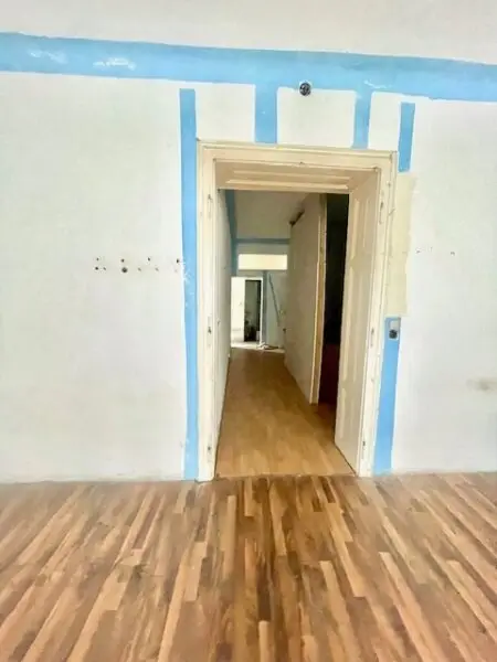 INNENSTÄDTISCHE - 3-Zimmer WOHNUNG -RENOVIERUNGSBEDÜRFTIG- mit sehr viel Potenzial - in Top Lage Wiens beim NASCHMARKT - Nähe KARLSPLATZ!
