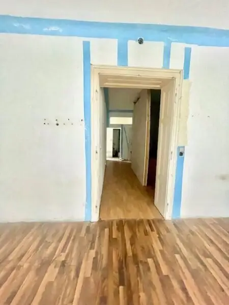 INNENSTÄDTISCHE - 3-Zimmer WOHNUNG -RENOVIERUNGSBEDÜRFTIG- mit sehr viel Potenzial - in Top Lage Wiens beim NASCHMARKT - Nähe KARLSPLATZ!