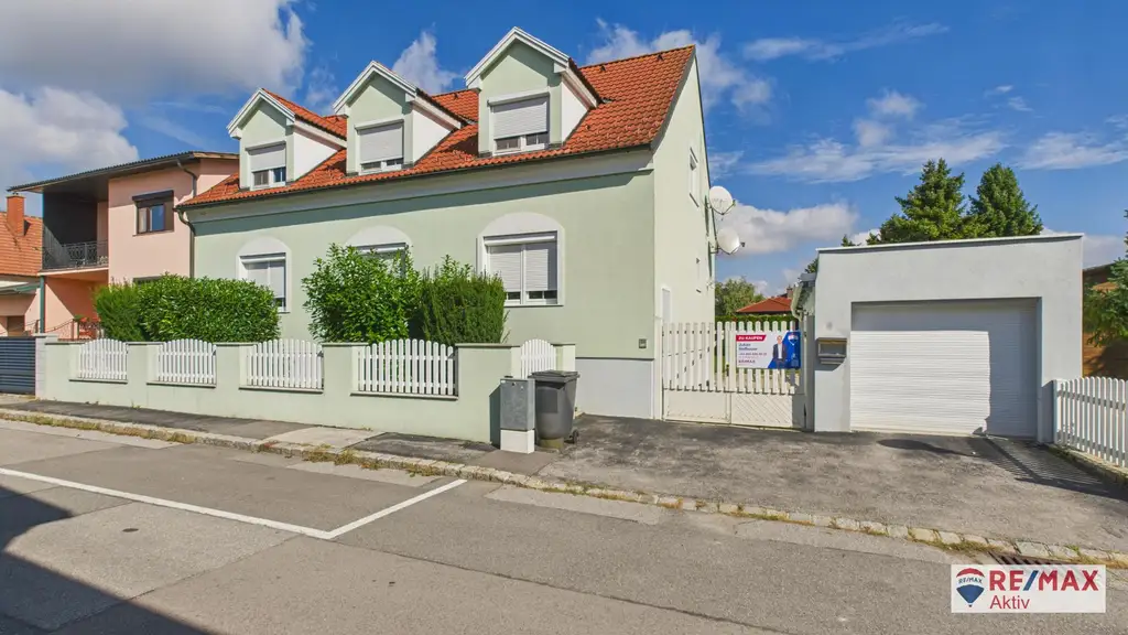 Großzügiges Ein- bzw. Zweifamilienhaus mit großem Garten und Garage