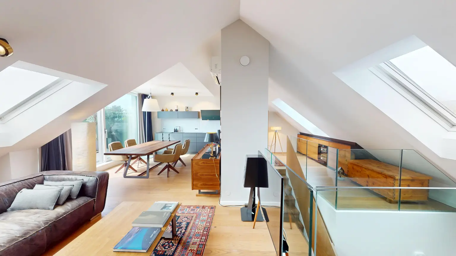 Cottageviertel I Traumhafte Dachwohnung im Jugendstil-Palais I Garagenplatz