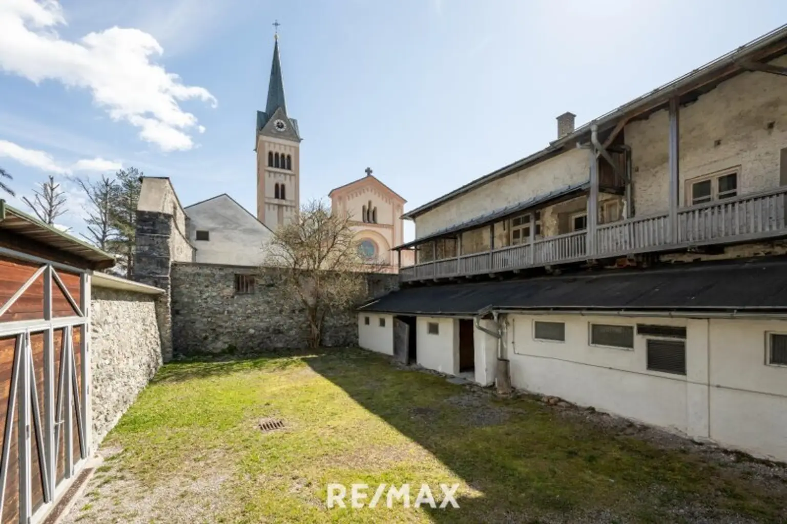 Hinterseite Hof mit Kirche