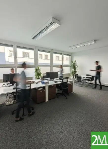 Beispielhafte Büroeinrichtung (KI-generiert)