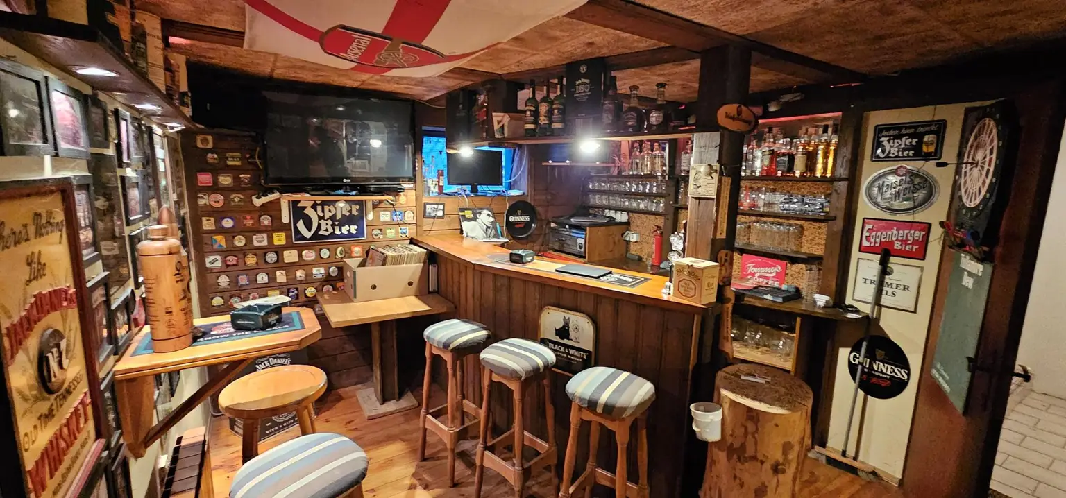 KG Partyraum mit Bar und Tischecke   1. Ansicht