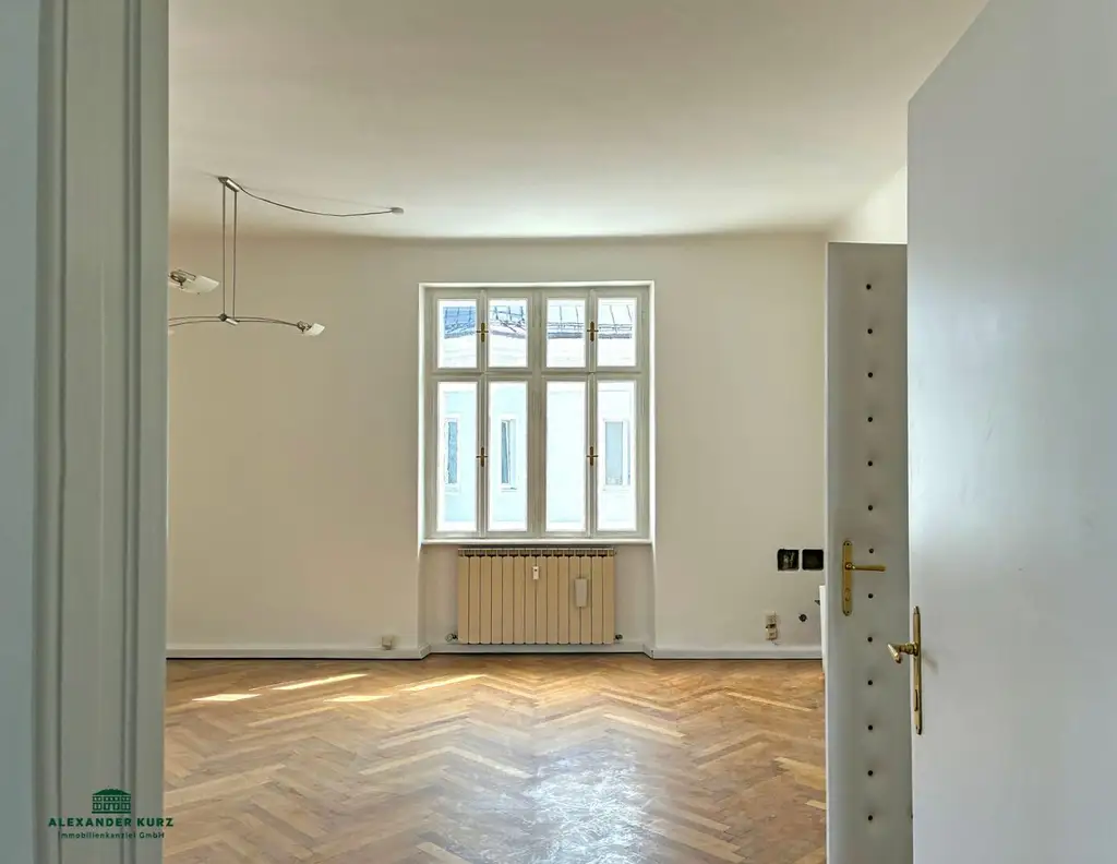 Büro mit Flair und Balkon im Adräviertel