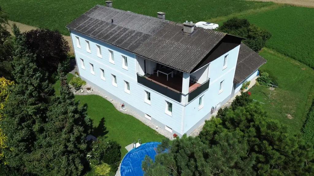 Zweifamilienhaus in ländlicher Alleinlage mit landw. Grundfläche