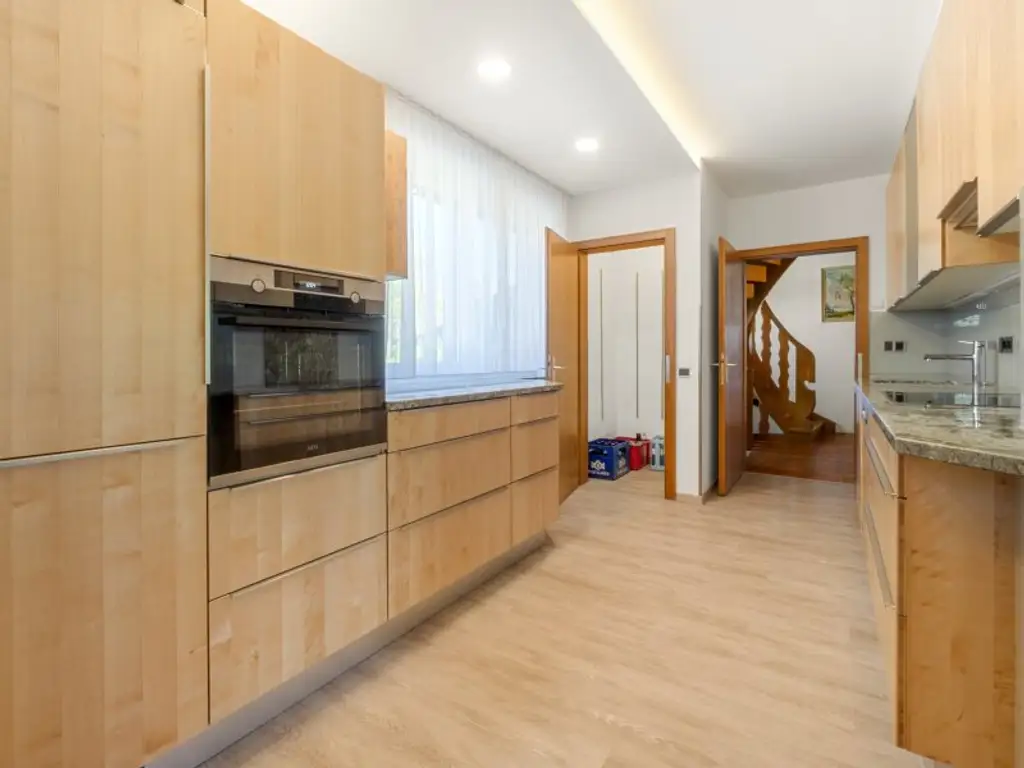 Schöner, gepflegter 270m² Bungalow mit 2 Wohnungen und 1.318m² Grund in Viktring in ruhiger sonniger Aussichtslage!