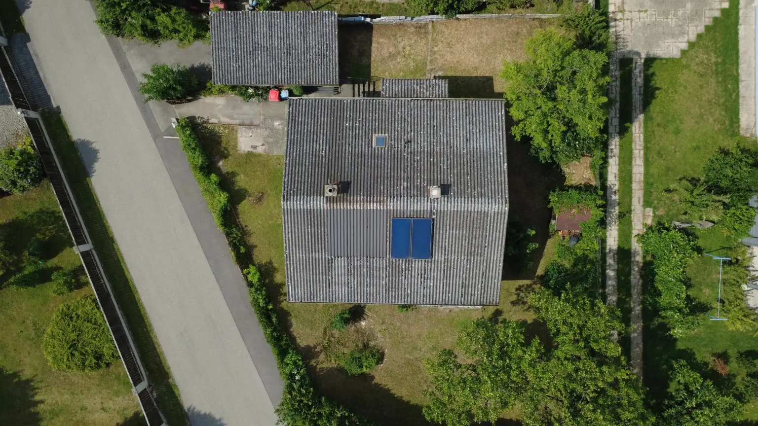 Charmantes Einfamilienhaus in ruhiger Grünlage – innen renoviert und bezugsbereit