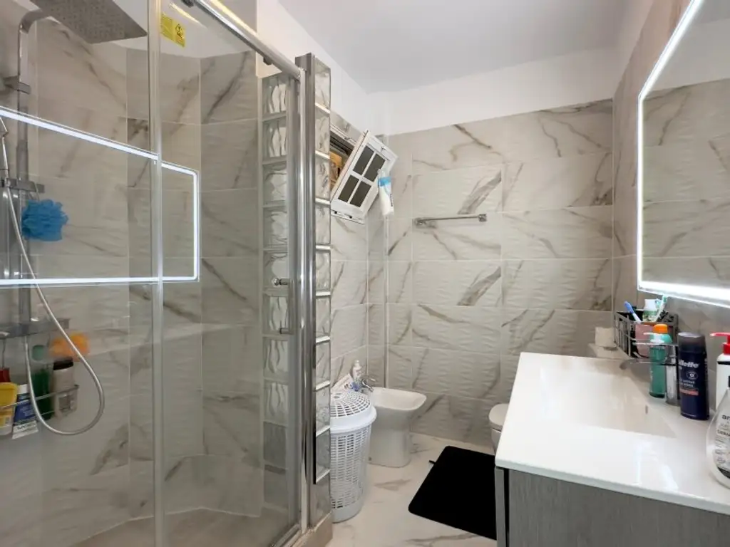 Erstaunlich ansprechend renovierte Wohnung mit Meerblick in San Eugenio