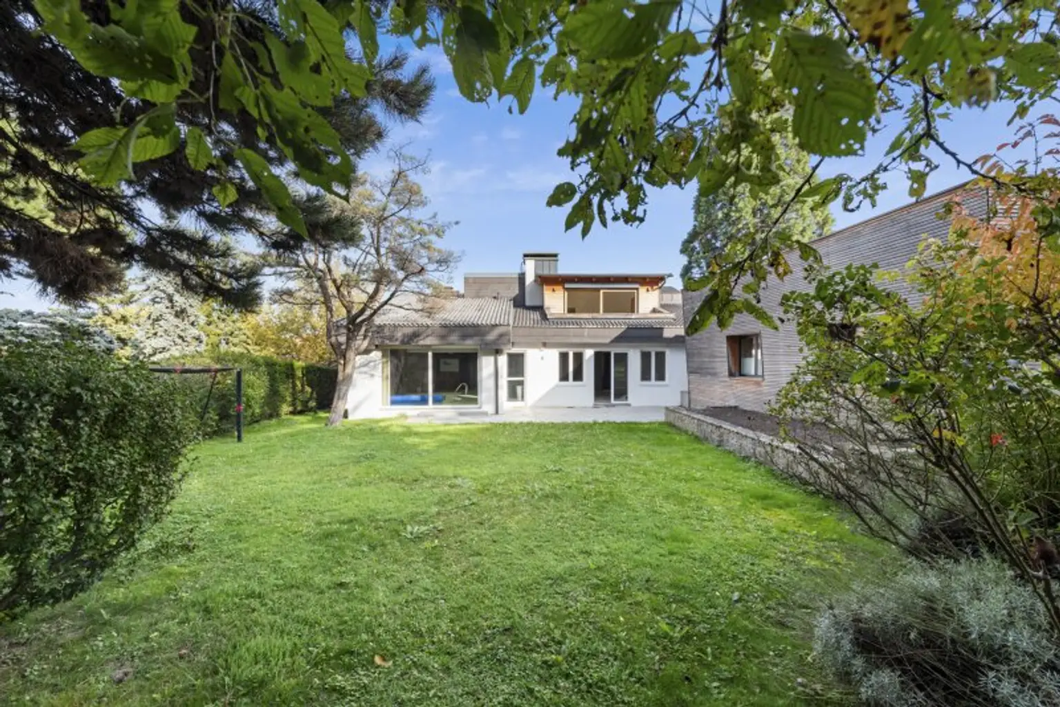 Exklusive Villa mit Nebengebäude in Gießhübl – Wohnen, Arbeiten & Wellness in Premiumlage