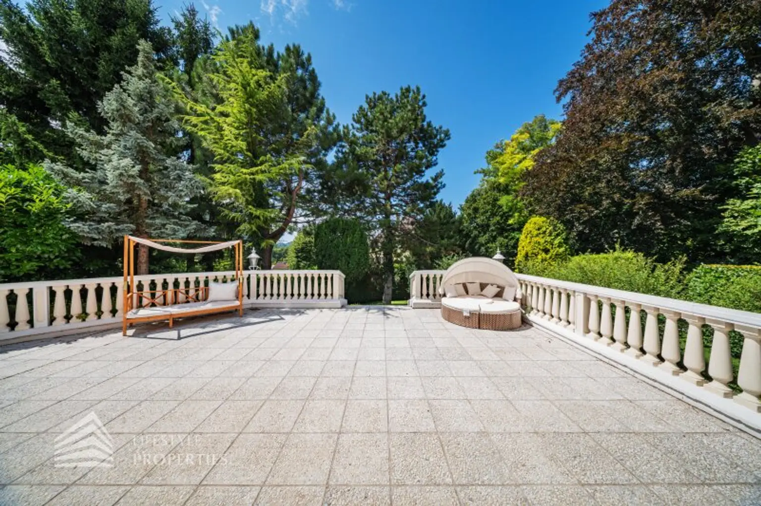 Elegantes Haus mit großzügiger Terrasse und gepflegtem Garten
