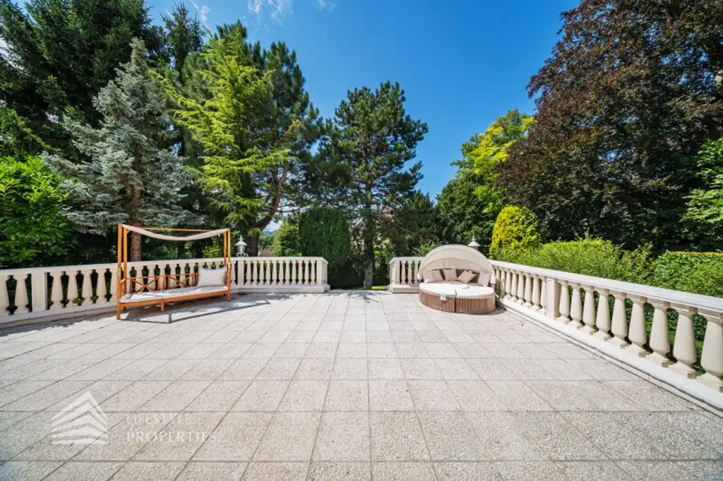 Elegantes Haus mit großzügiger Terrasse und gepflegtem Garten