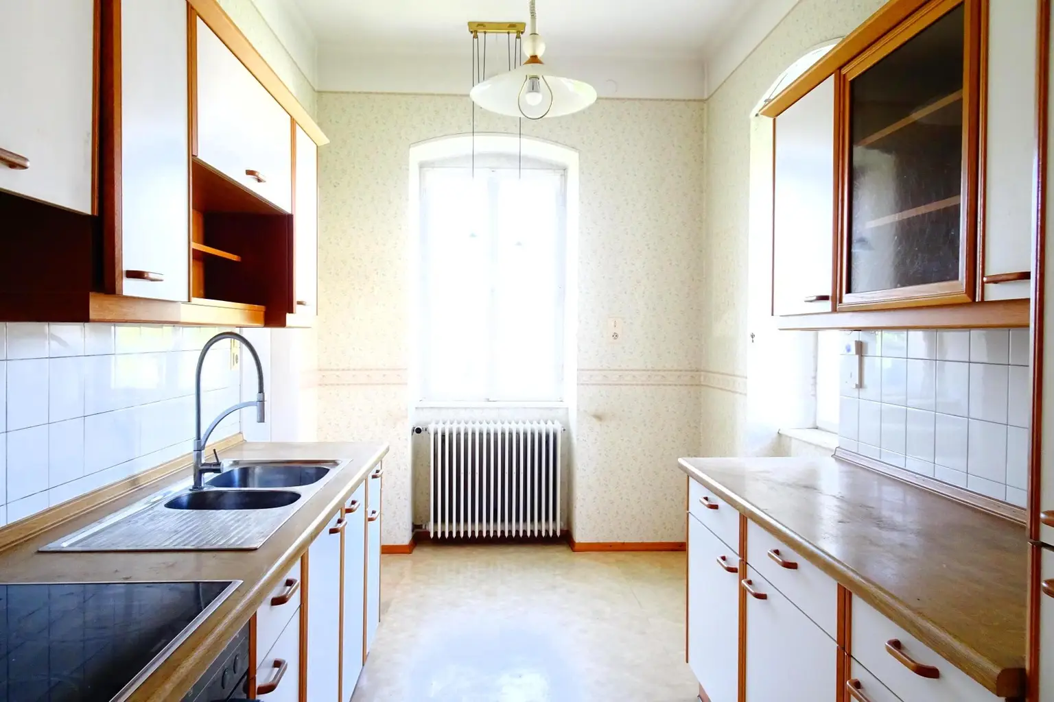 Zauberhafte Villa zum Renovieren auf 1.199 m² Grund samt Nebengebäude mit Garage im Stadtzentrum