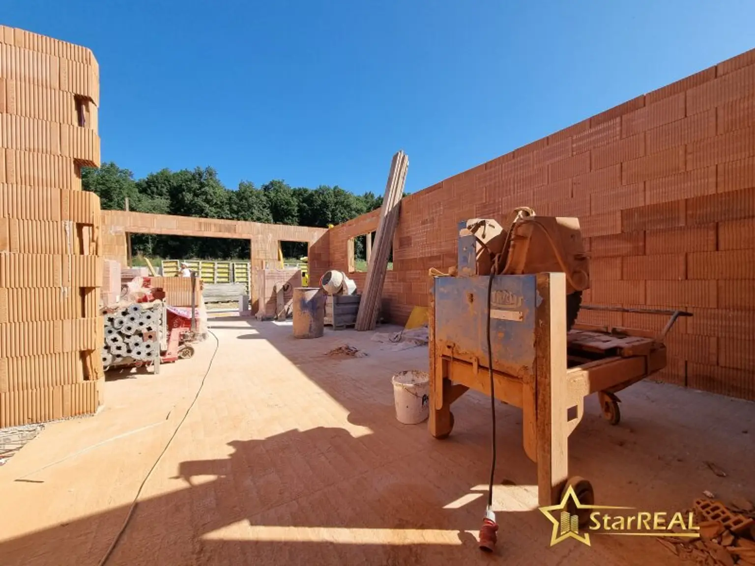 BAUBEGINN ERFOLGT! IDEAL FÜR FAMILIEN! 5-ZIMMER-ZIEGELHAUS MIT UNVERBAUBAREN AUSBLICK. MIT KELLER, BALKON, TERRASSE, CARPORT UND GROSSEM GARTEN.