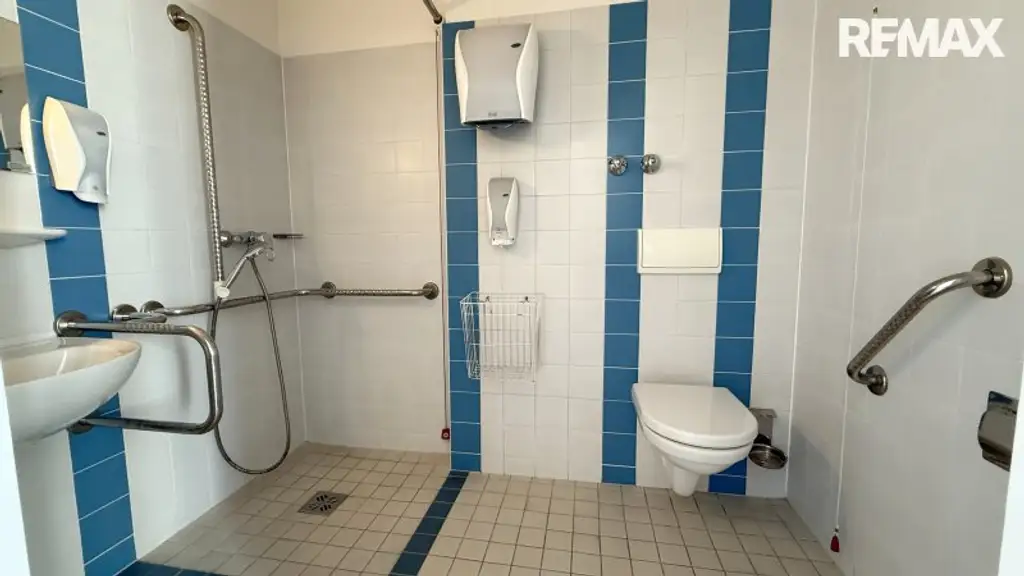 Ehemaliges Seniorenheim, gewerbliche Widmung, große Dachterrasse & 16 Garagen in Wiener Neustadt – Top Chance!