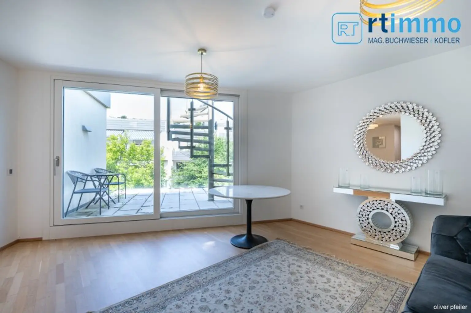 LEBENSGEFÜHL PUR - DACHGESCHOSSWOHNUNG MIT GROSSZÜGIGEN TERRASSEN IM GRÜNEN UND 2 GARAGENSTELLPLÄTZEN