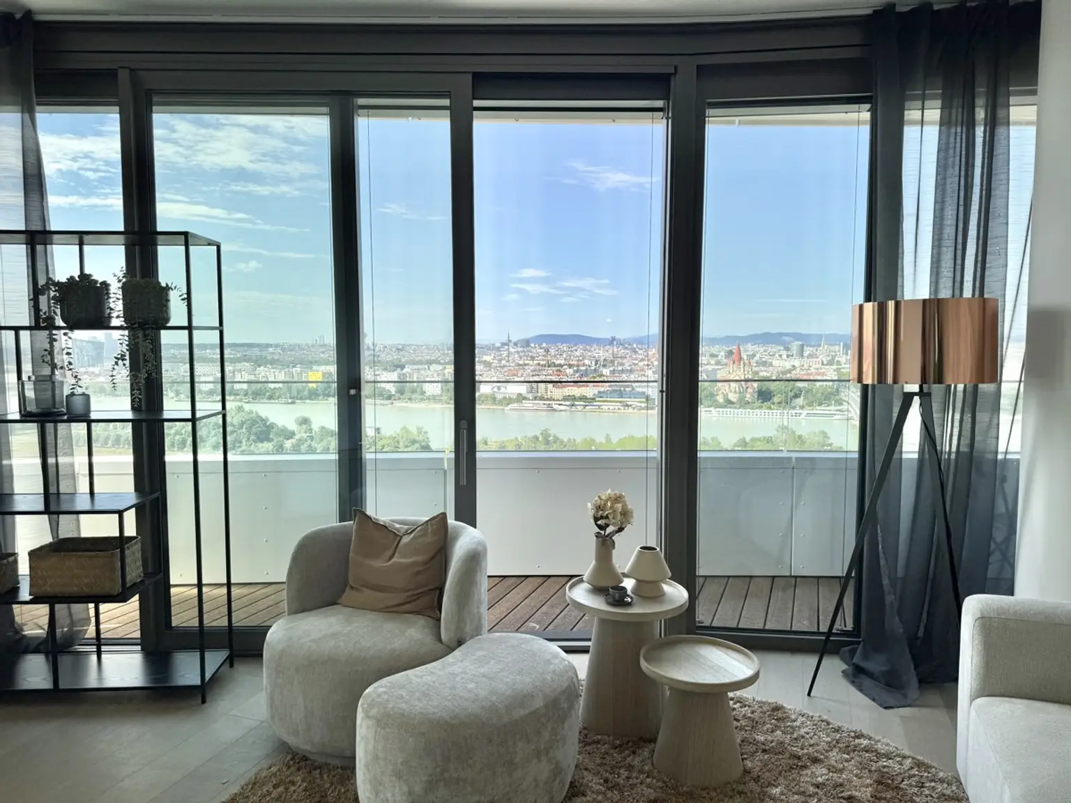 All in Miete - Doorman, Gym, Pool UND den schönsten Ausblick auf Stephansdom, Prater & Neue Donau