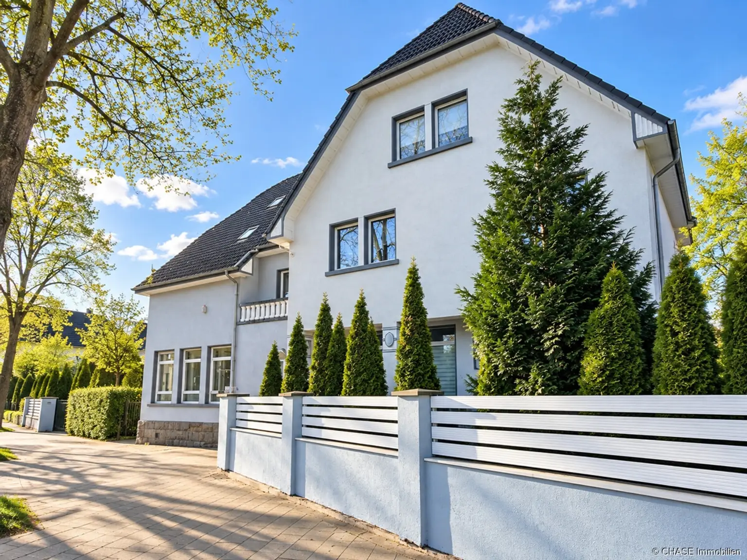modernes_haus_mit_gepflegtem_vorgarten