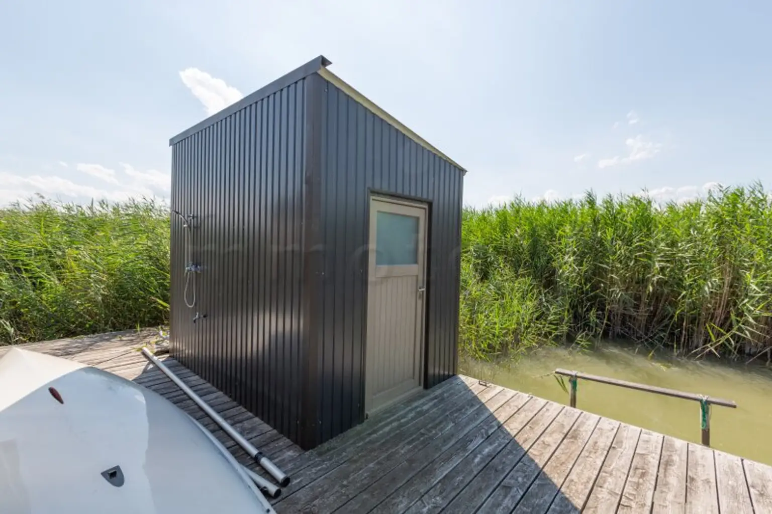 Neu adaptierte Spitzhütte in Toplage am offenen See