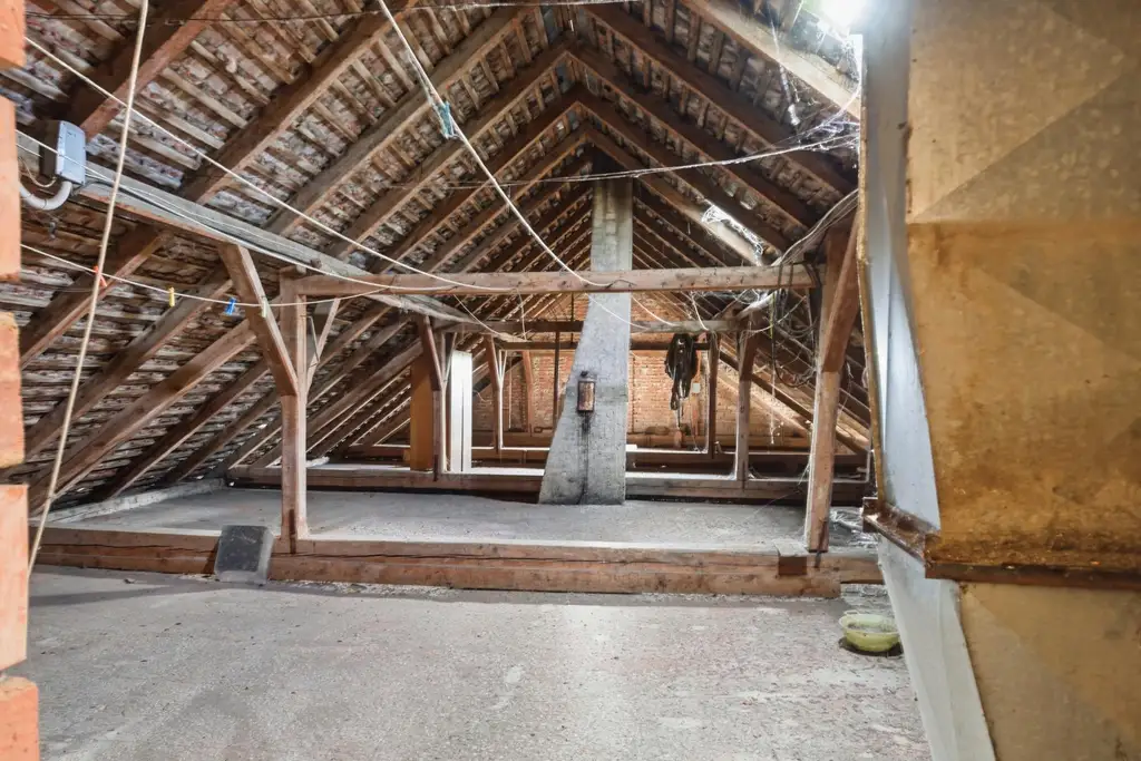 Vielseitige Gewerbe- und Wohnliegenschaft: diverse Hallenflächen, Wohngebäude und ein großzügiges Grundstück!