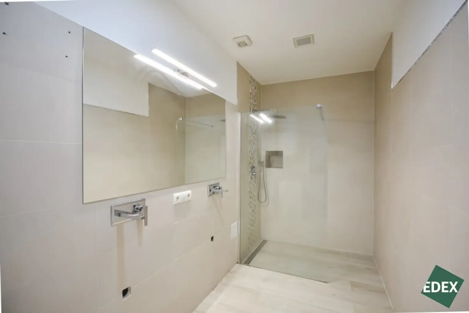 Charmante 5-Zimmer-Altbauwohnung nahe dem Schubertpark