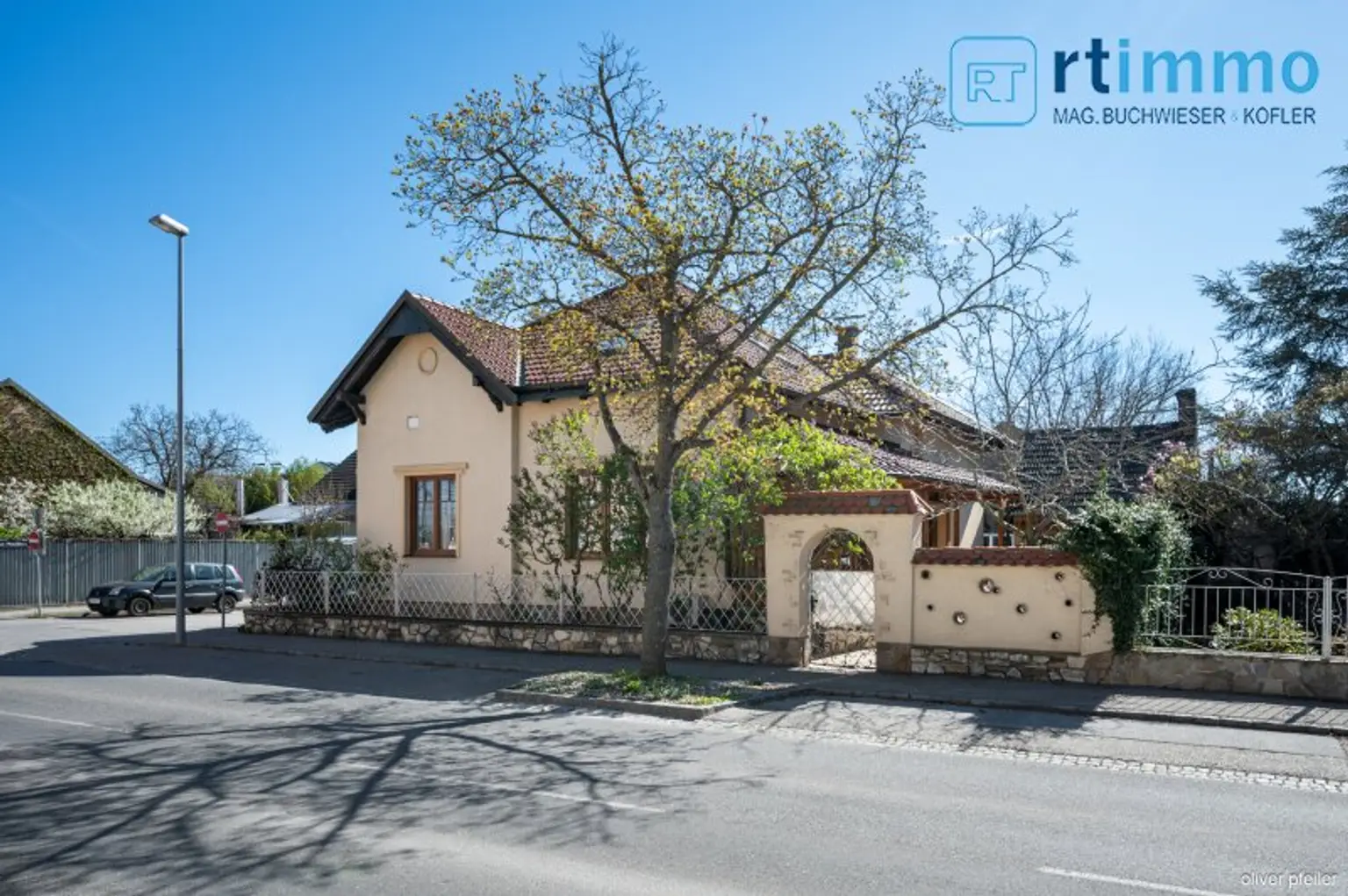 IHR FAMILIENDOMIZIL: KLIMATISIERTE GERÄUMIGE STADTVILLA MIT SCHÖNEM GARTEN, NEBENGEBÄUDEN UND SPIELPLATZ