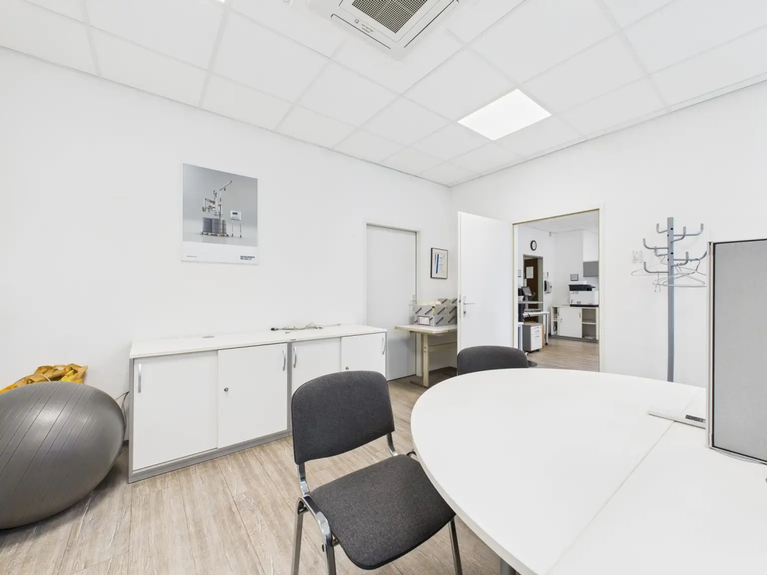LINZ/STADT: Vielseitig nutzbare Geschäfts- Büro- bzw. Ordinationsfläche mit einer Gesamtgröße von 215,48 m²  + PARKFLÄCHE ca. 70 m² zu erwerben