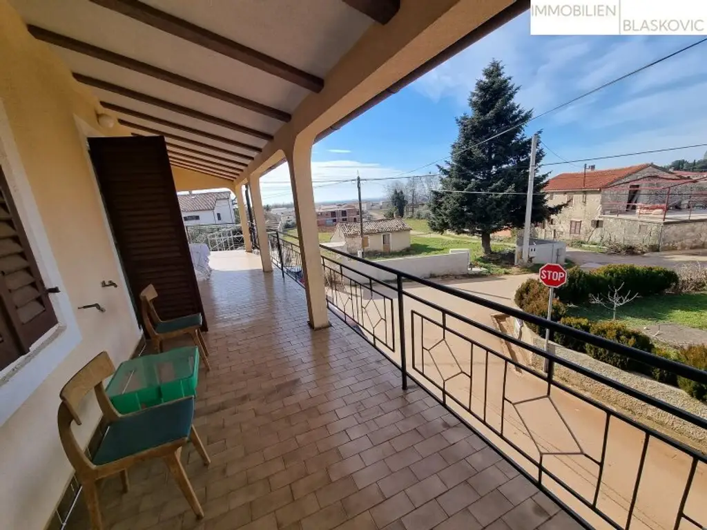 Steinhaus mit drei separaten Wohneinheiten und wunderbarem Meerblick - Kastelir-Labinci