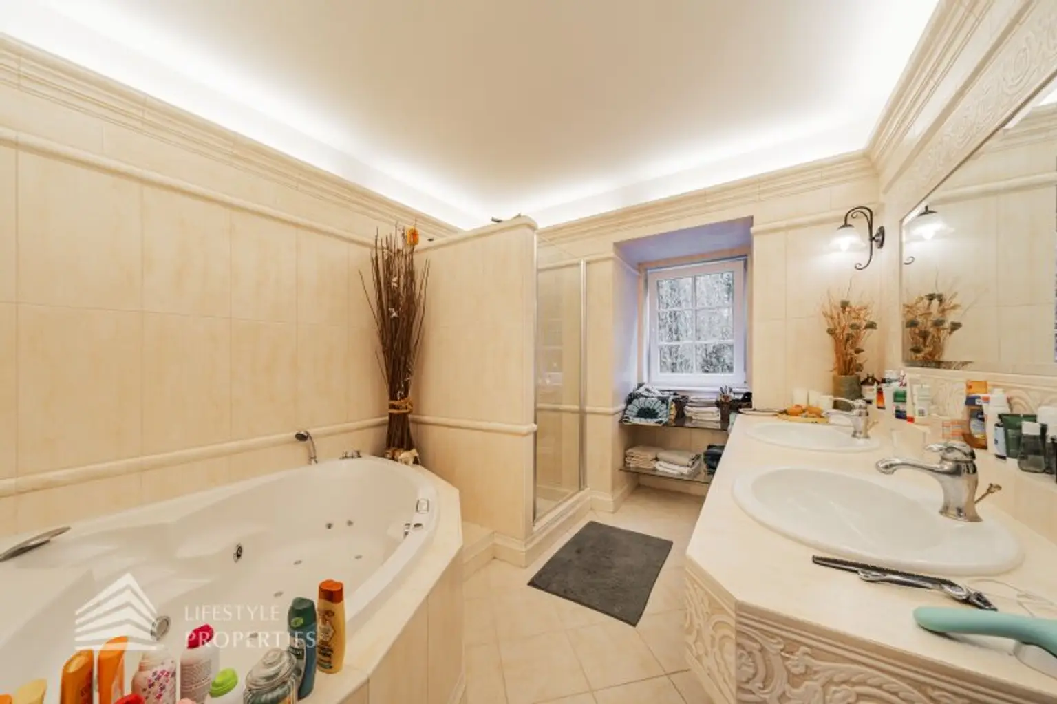 Wunderschöne Villa mit Pool und weitläufigem Grundstück, Nähe Pressbaum