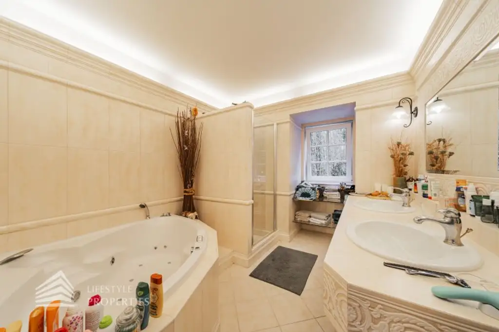 Wunderschöne Villa mit Pool und weitläufigem Grundstück, Nähe Pressbaum