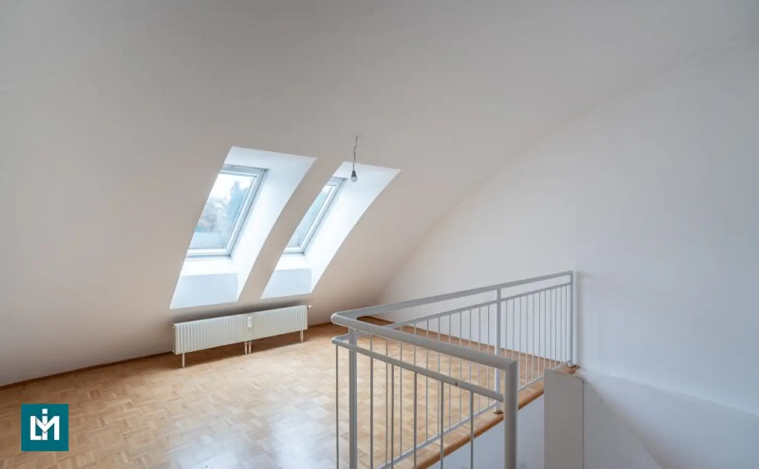 SCHÖNE 2 - ZIMMER MAISONETTE MIT GALERIE UND FREIFLÄCHE / NÄHE KRANKENHAUS GÖTTLICHER HEILAND