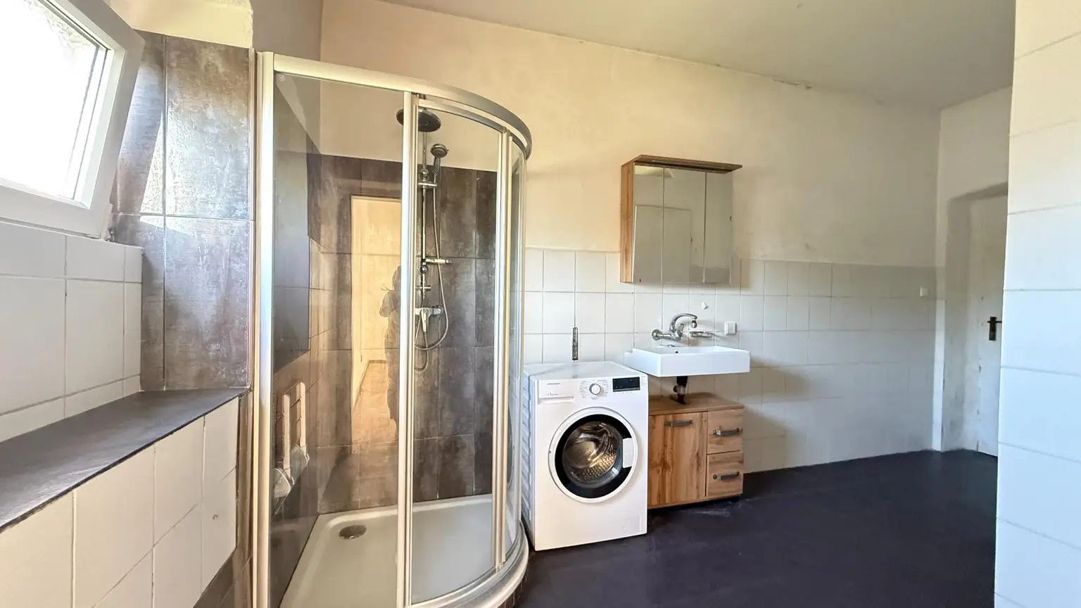 Badezimmer mit Dusche und WC