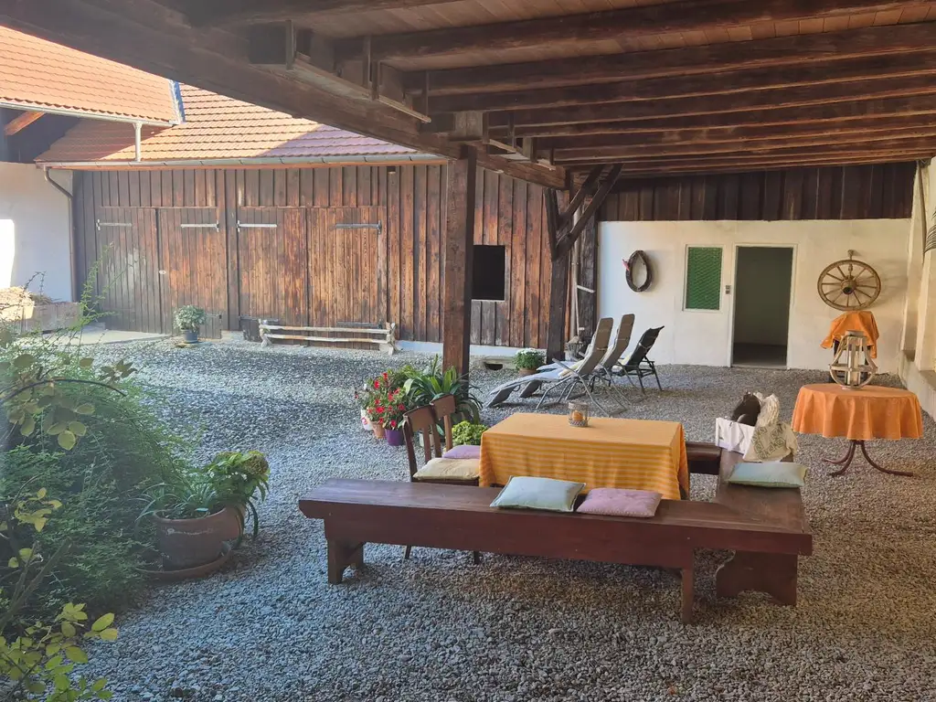 Wunderschöner Dreikanthof in Ruhelage mit Reithalle