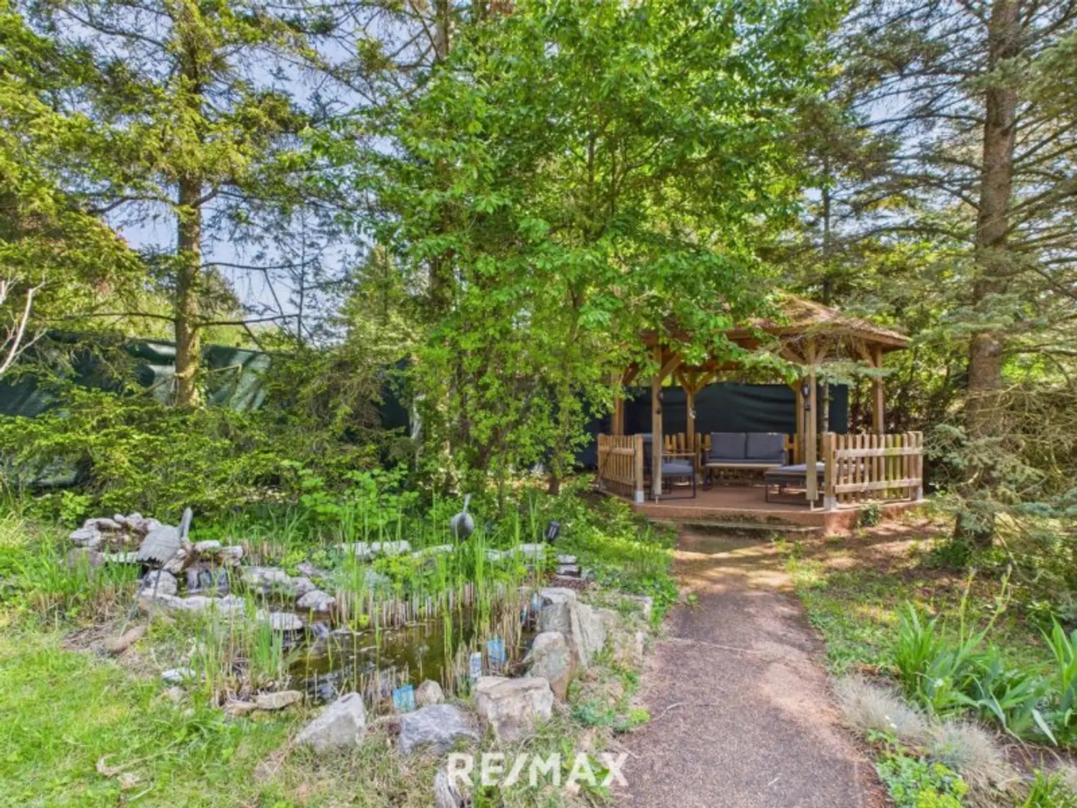 Pavillion und Brunnen