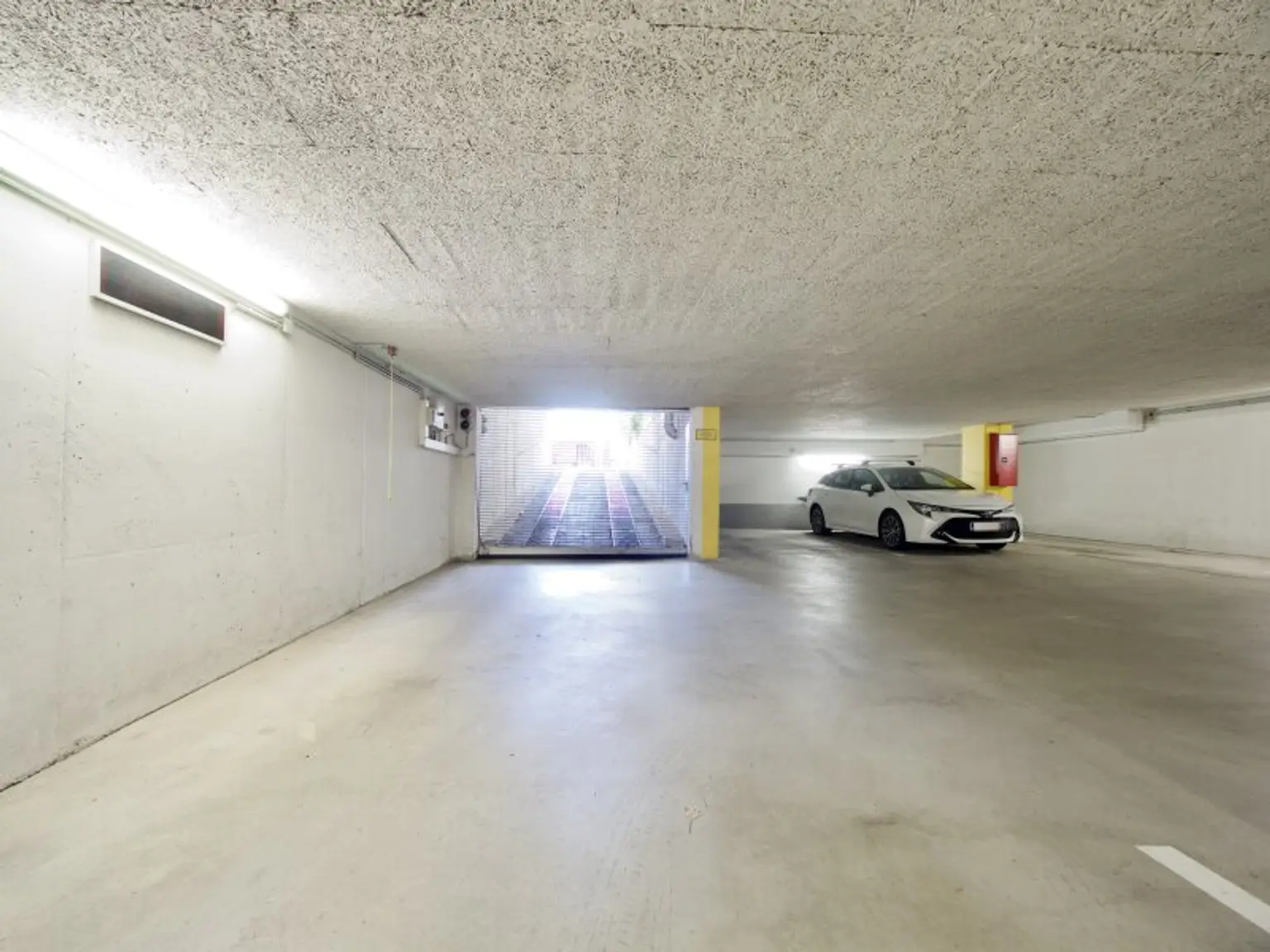 Exklusive Dachgeschoss-Maisonette mit supergroßer Terrasse und wunderbarem Fernblick & Tiefgaragenparkplatz