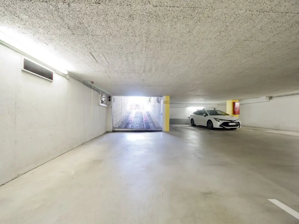 Exklusive Dachgeschoss-Maisonette mit supergroßer Terrasse und wunderbarem Fernblick & Tiefgaragenparkplatz