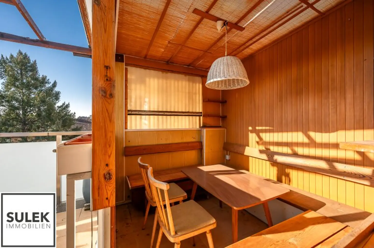 Bastiengasse 15: 3-Zimmer-DG-Wohnung mit separater Küche & gemütlicher, sonniger Terrasse
