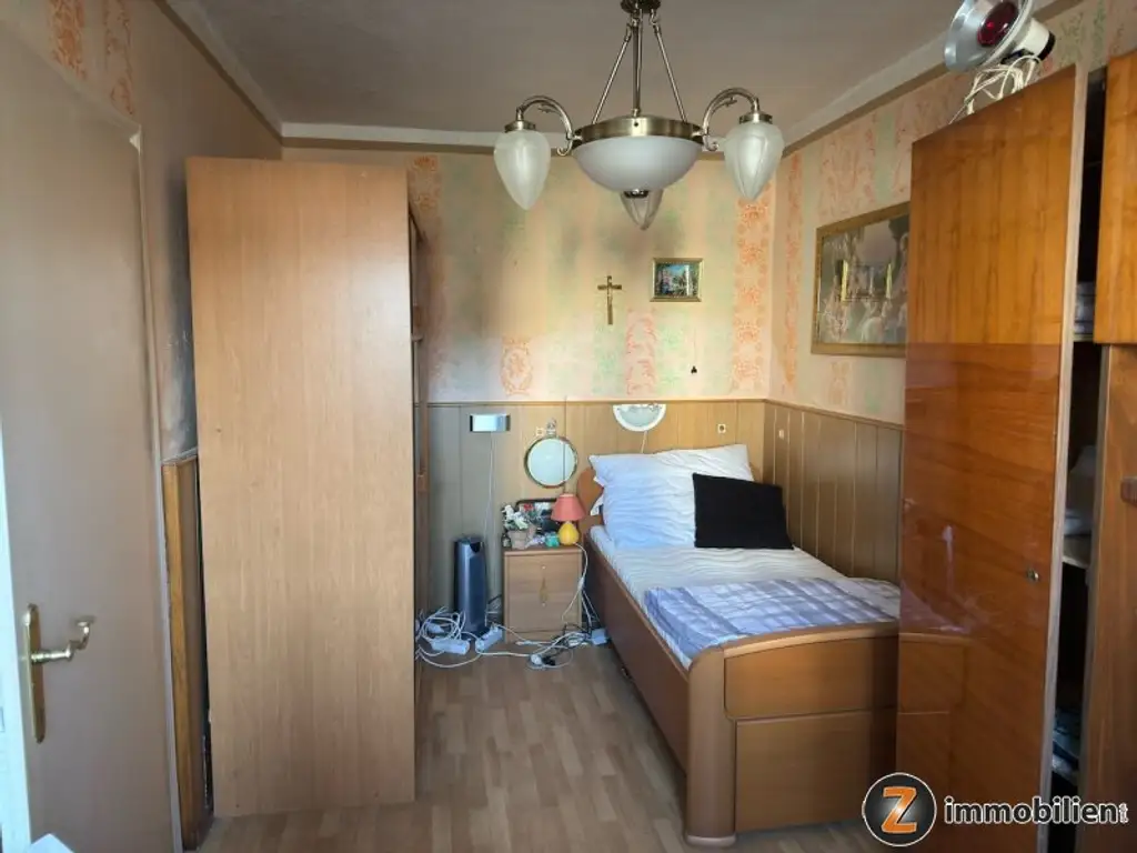 Sanierungsbedürftiges Haus mit Nebengebäuden
