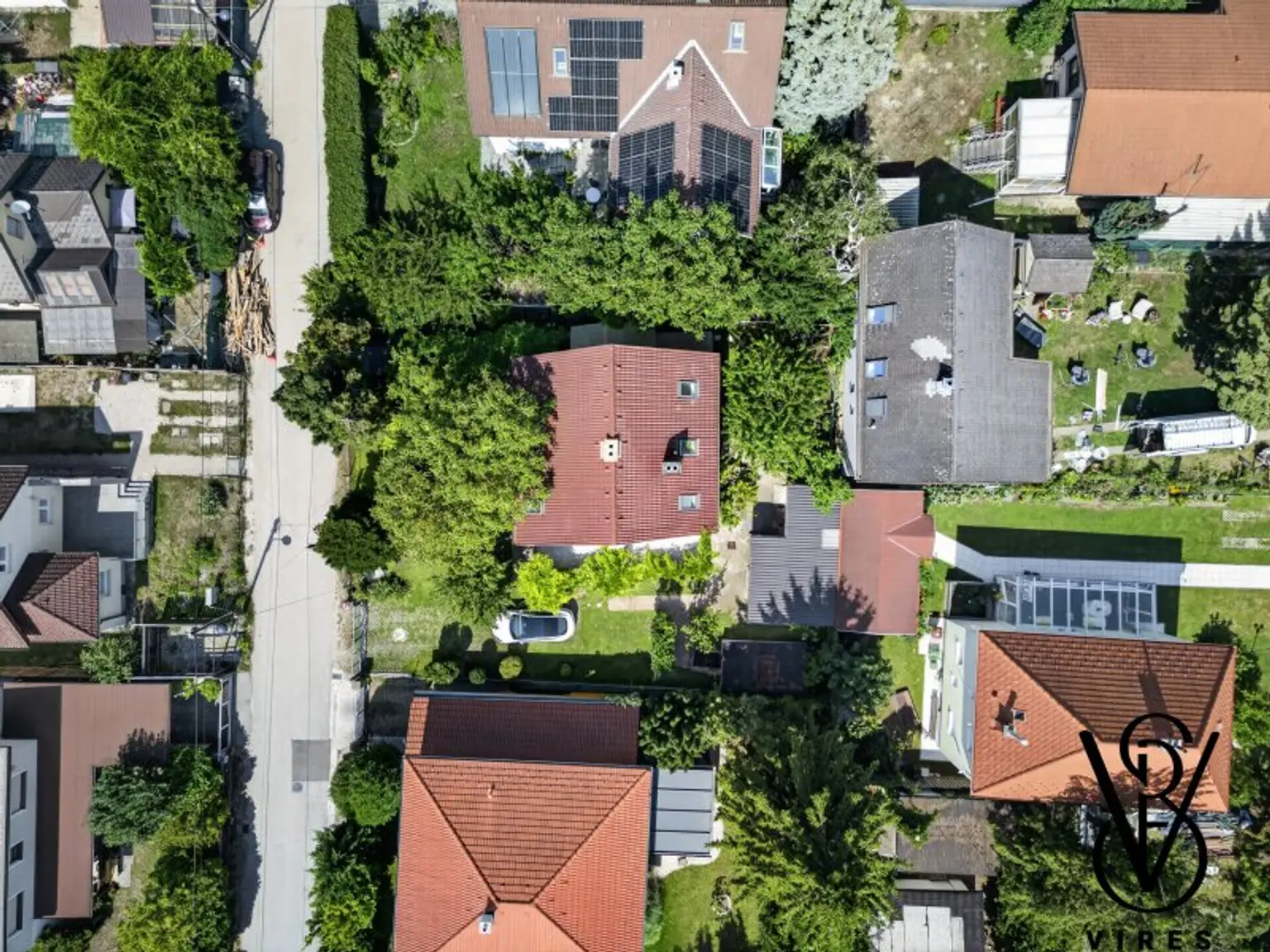 Luftbild von oben: Haus und Garten