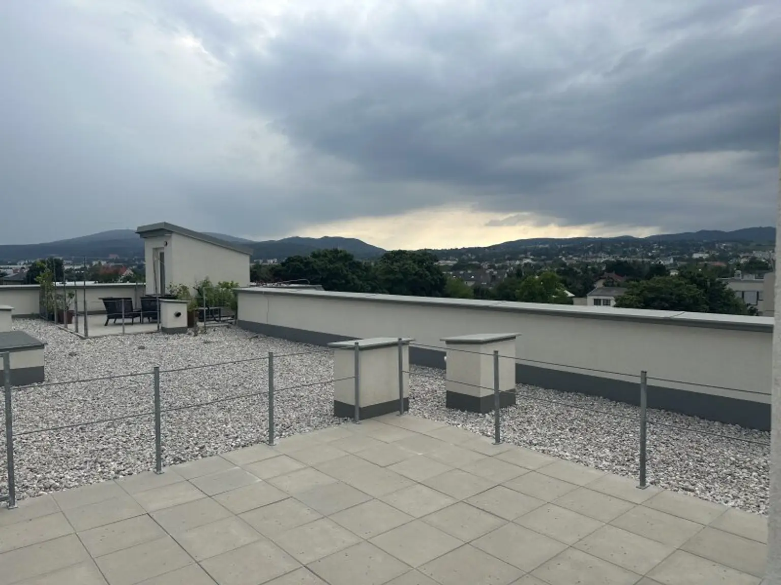 Fernsicht PUR- Sonnige, barrierefreie Wohnung mit großen Terrasse/ Dachterrasse, inkl. Küche- Nähe Bhf. Brunn