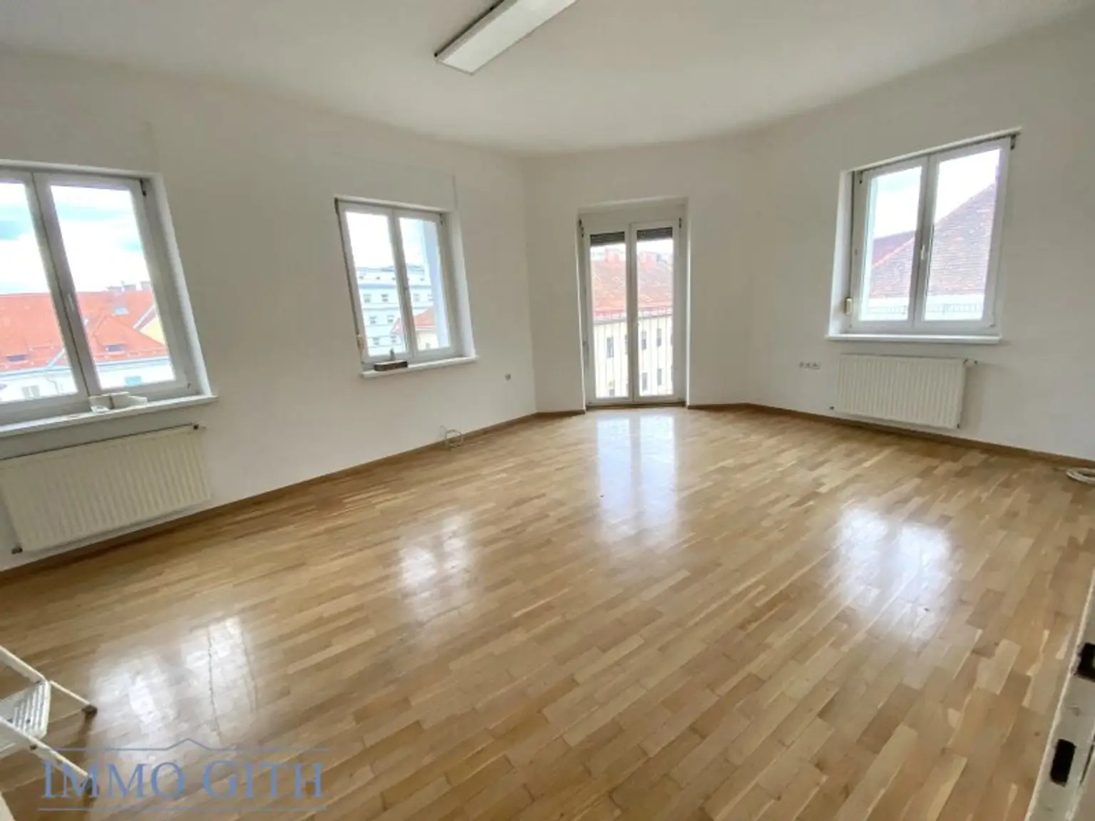 SEHR HELLE, NEU AUSGEMALTE 72m² GROSSE 3-ZIMMER-WOHNUNG MIT LIFT NAHE ZENTRUM UND HAUPTBAHNHOF ZU KAUFEN!